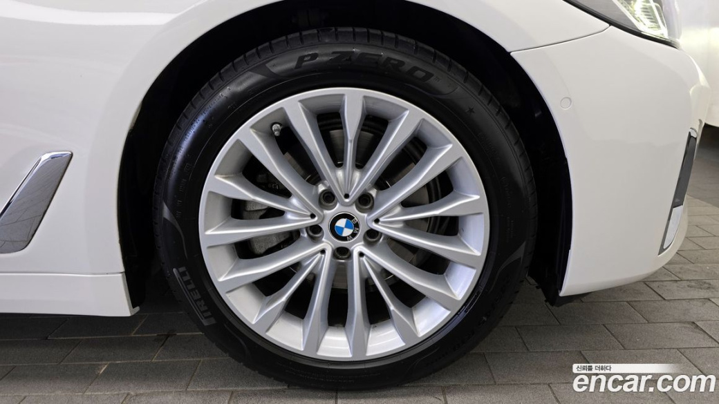 BMW 5-Series 520i Luxury, 2022