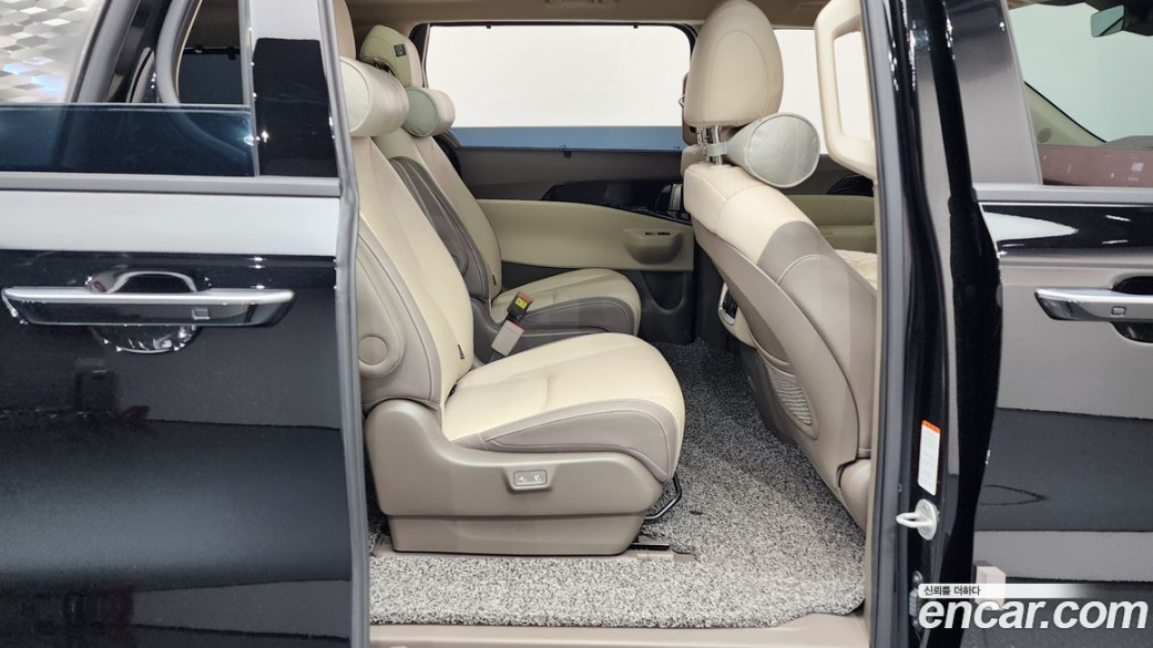 Kia Carnival 9-Seater Signature, 2024
