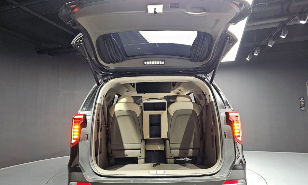 Kia Carnival 9-Seater Hi Limousine (Special Vehicle), 2024