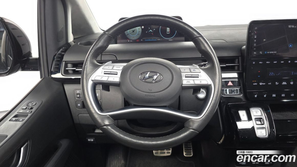 Hyundai Staria 4WD Lounge 7-Seater, 2022