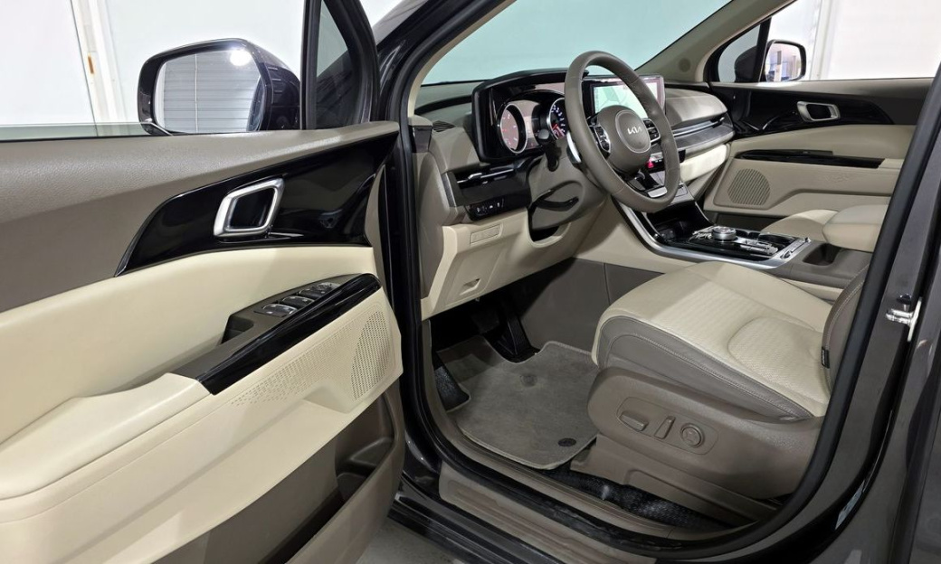 Kia Carnival 7-Seater Outdoor, 2023