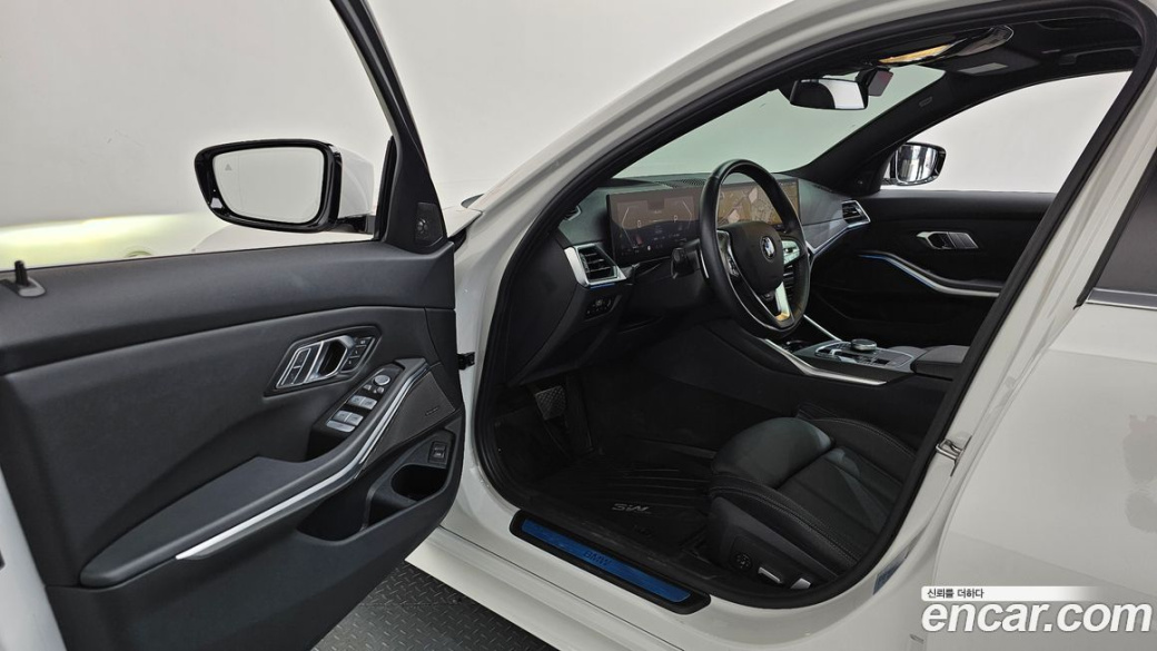 BMW 3-Series 320i Touring, 2024