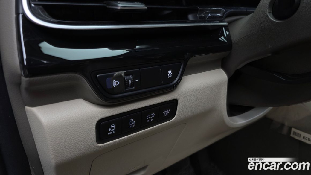 Kia Carnival 9-Seater Signature, 2024