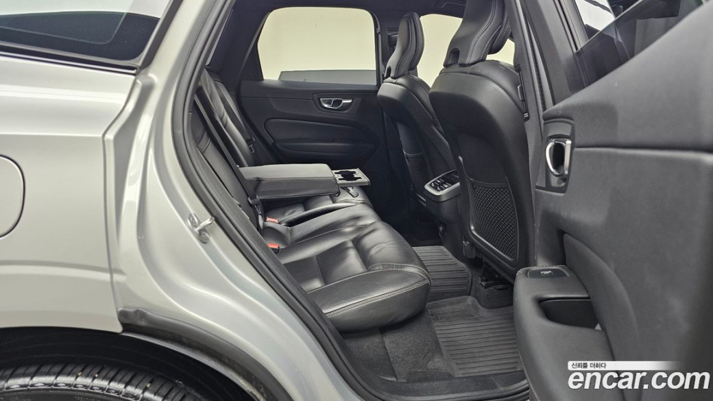 Volvo XC60 B6 R-Design, 2022