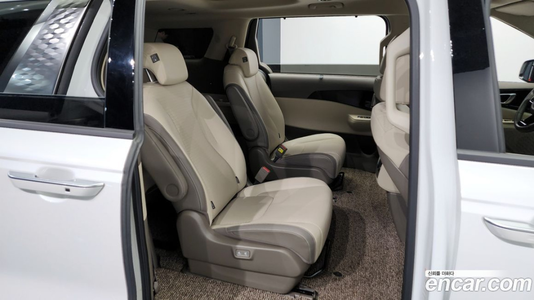 Kia Carnival 9-Seater Signature, 2024
