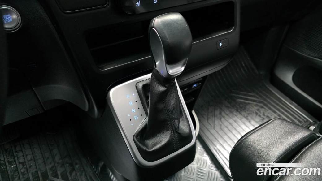 Hyundai Staria 4WD Tourer 11-Seater, 2022