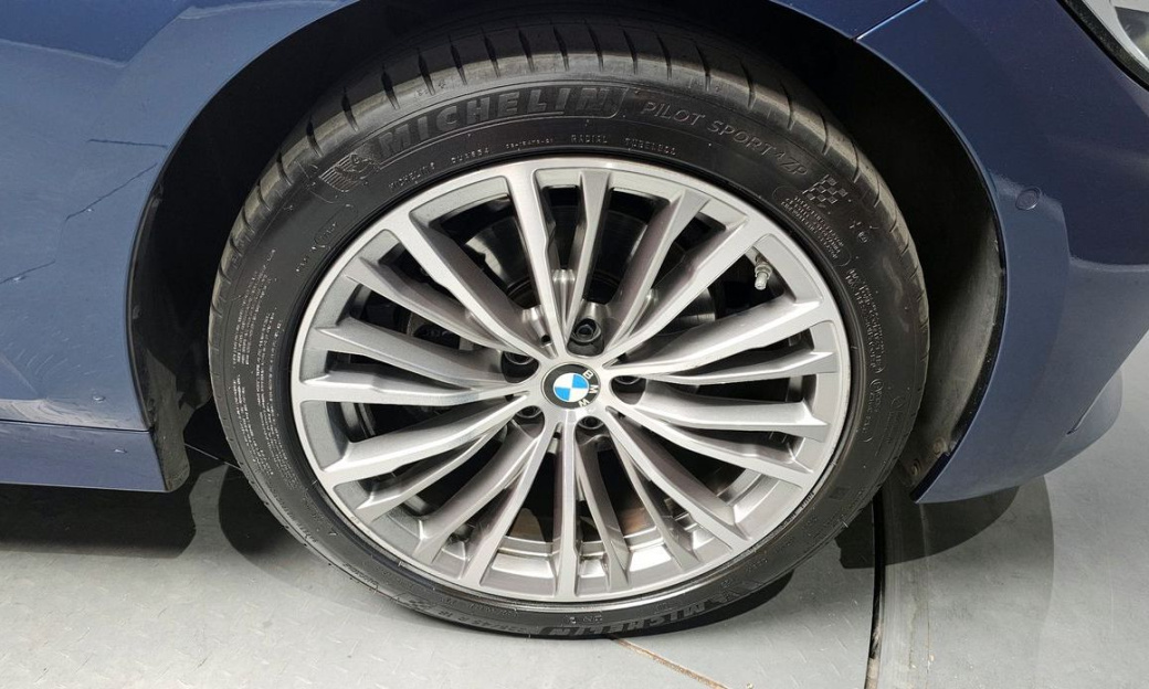 BMW 3-Series 320i Luxury, 2022