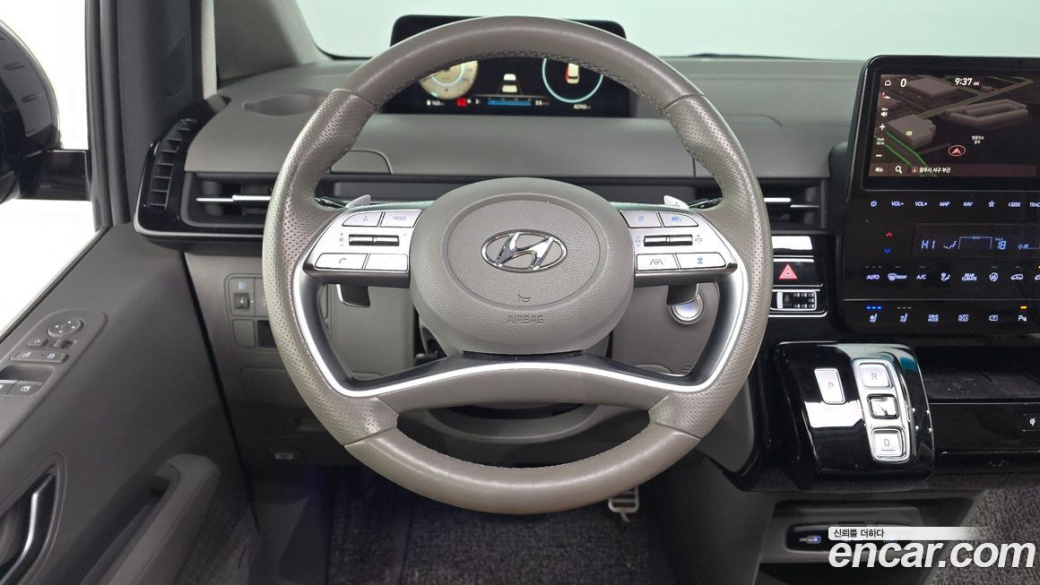 Hyundai Staria Lounge 9-Seater, 2022