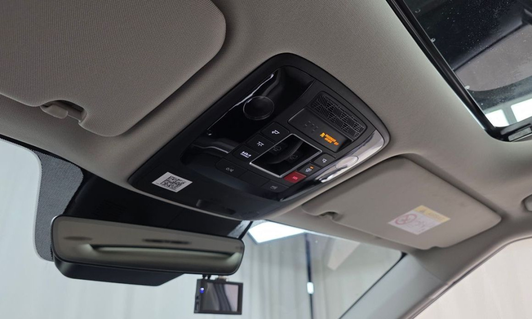 Kia Carnival 7-Seater Outdoor, 2025