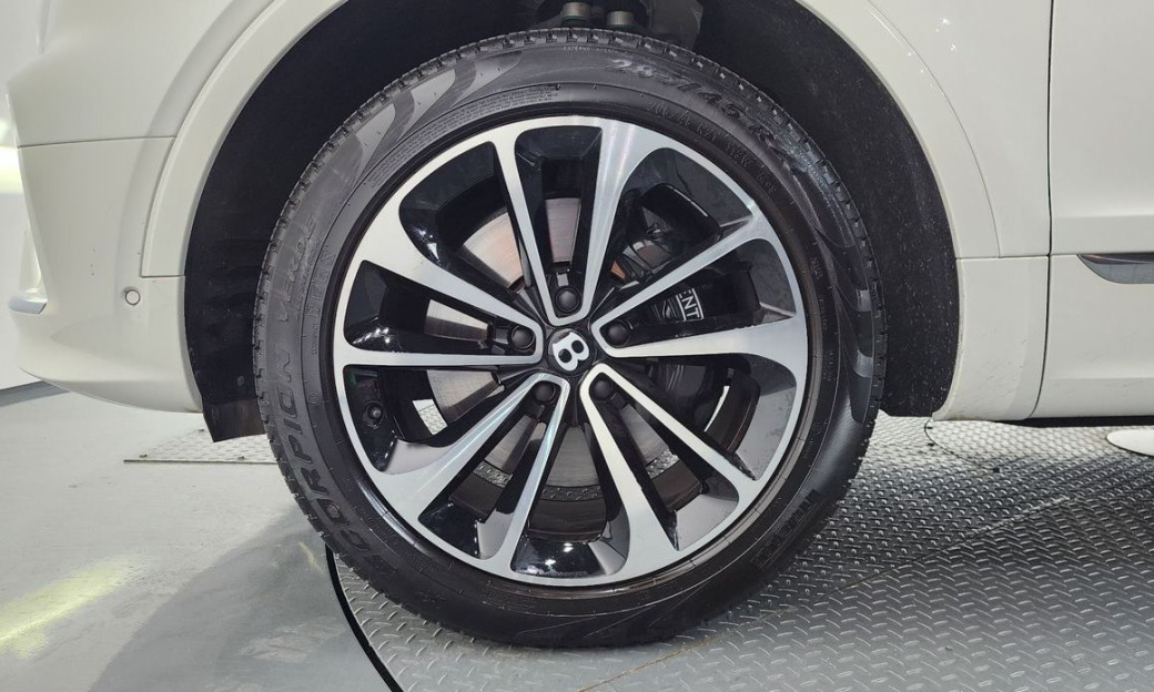 Bentley Bentayga 4.0 V8 Base, 2024