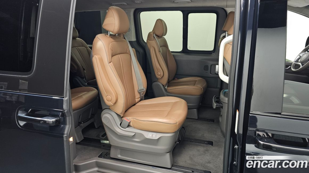 Hyundai Staria 4WD Lounge 9-Seater, 2022