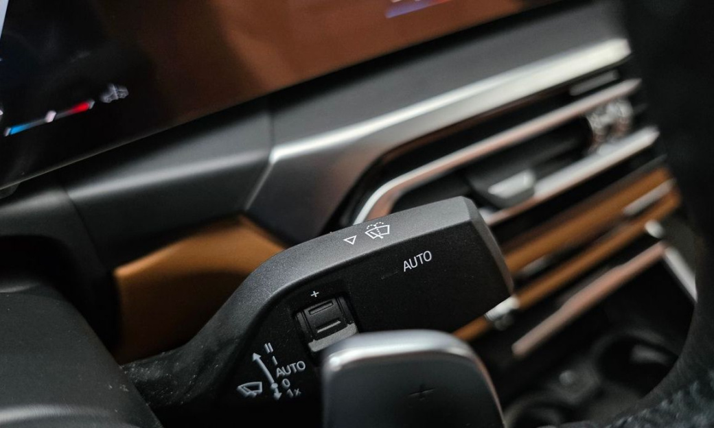 BMW 3-Series 320i, 2024