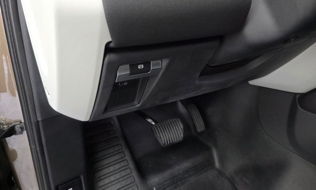 Land Rover Defender 110 D250 SE, 2022