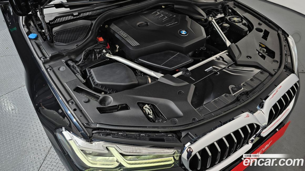 BMW 5-Series 520i Luxury, 2023
