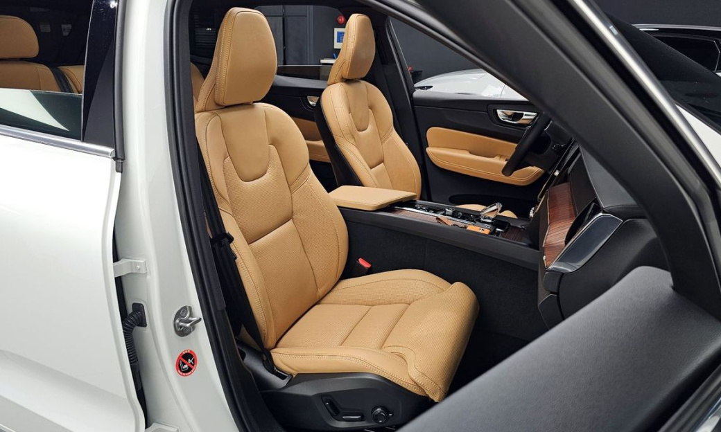Volvo XC60 B6 Ultra Bright, 2025