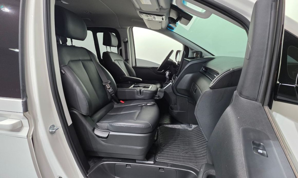 Hyundai Staria Tourer 11-Seater, 2025