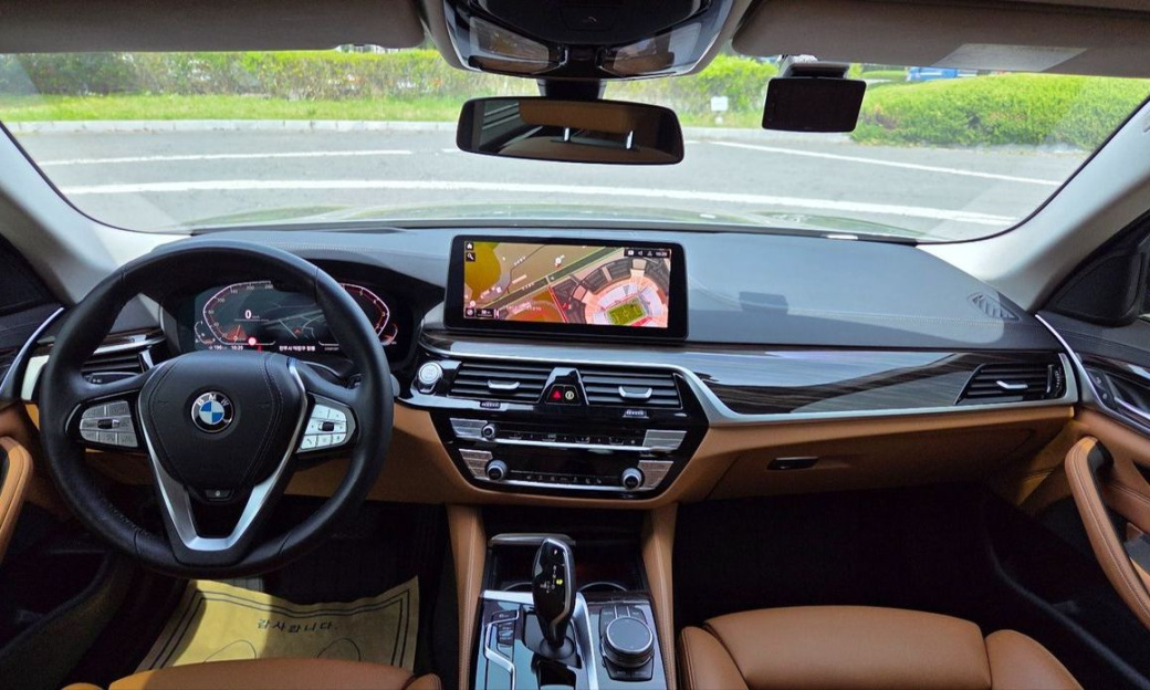 BMW 5-Series 520i Luxury, 2022