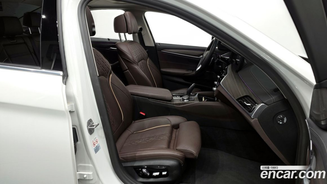BMW 5-Series 530i Luxury, 2023