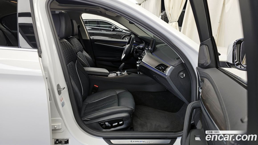 BMW 5-Series 530i Luxury, 2023