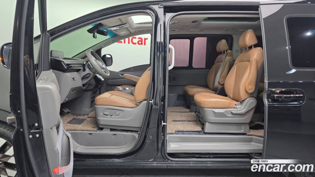 Hyundai Staria Lounge 9-Seater, 2022