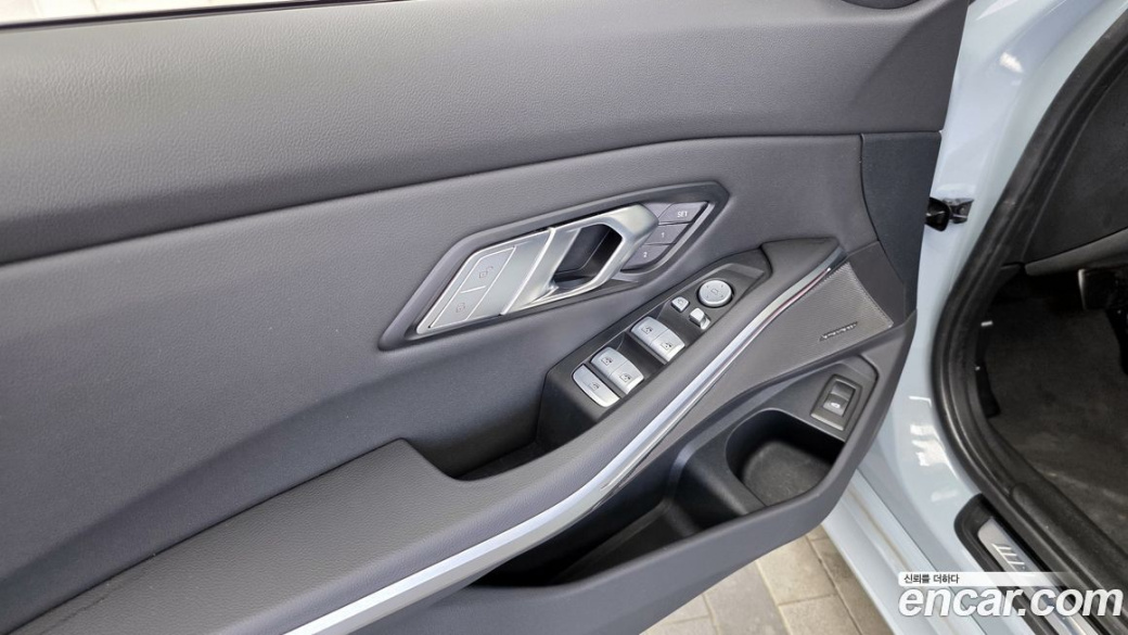 BMW 3-Series 320i M Sport, 2025