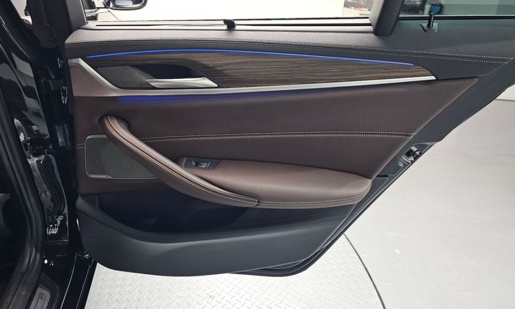 BMW 5-Series 530i Luxury, 2022