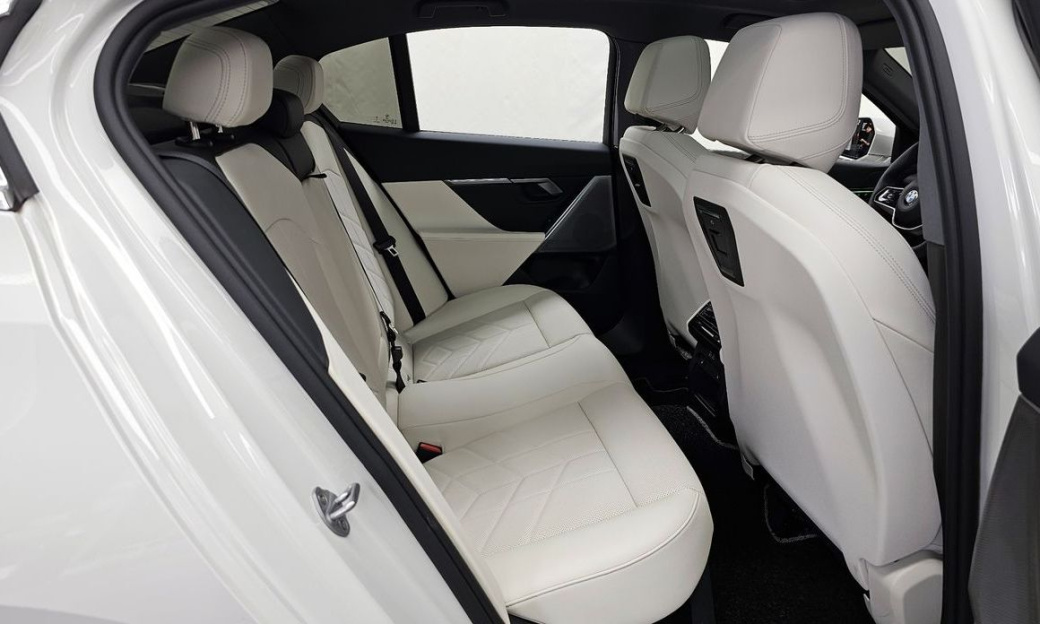 BMW 5-Series 520i, 2025
