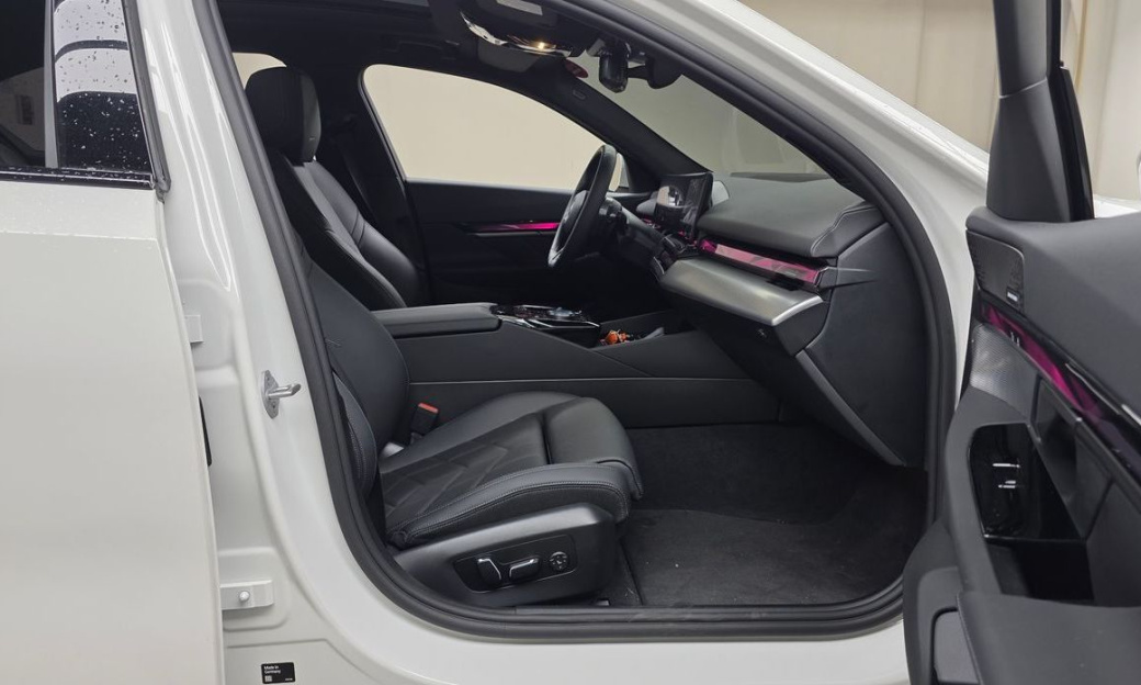 BMW 5-Series 520i M Sport, 2025