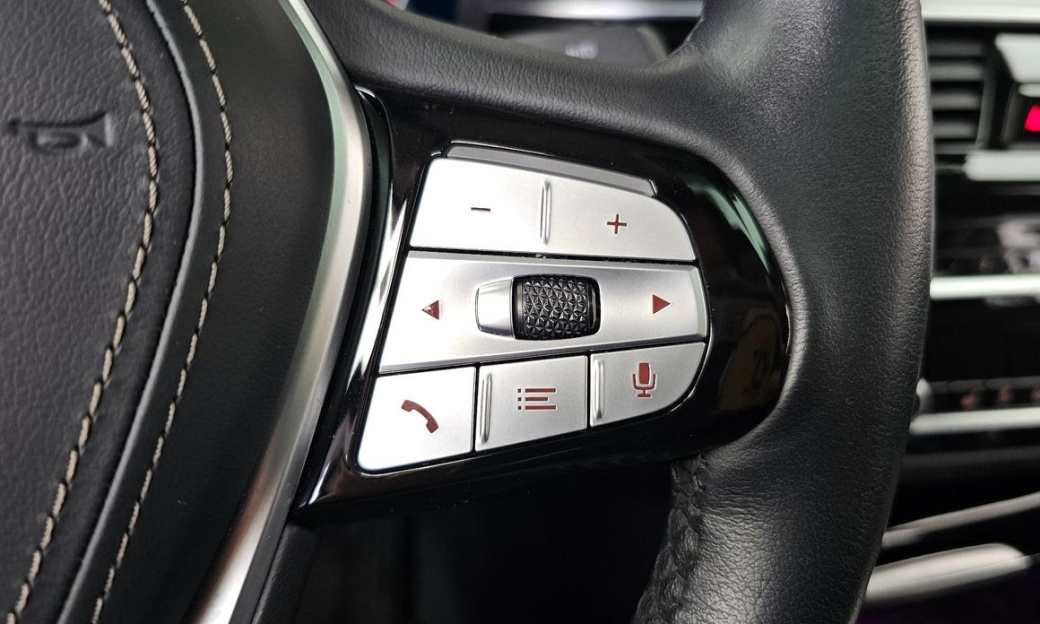 BMW 5-Series 520i Luxury, 2022