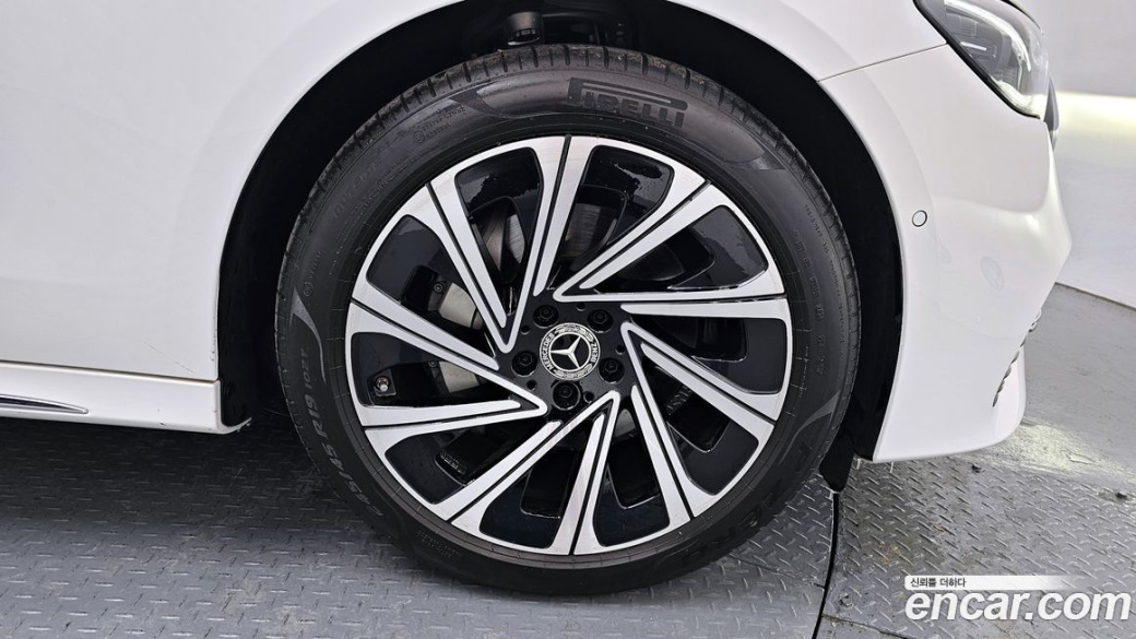 Mercedes-Benz E-Class E300 4MATIC Exclusive, 2025
