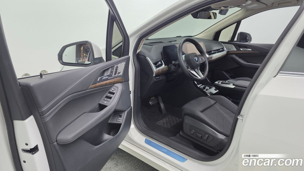 BMW 2-Series 220i Luxury, 2023