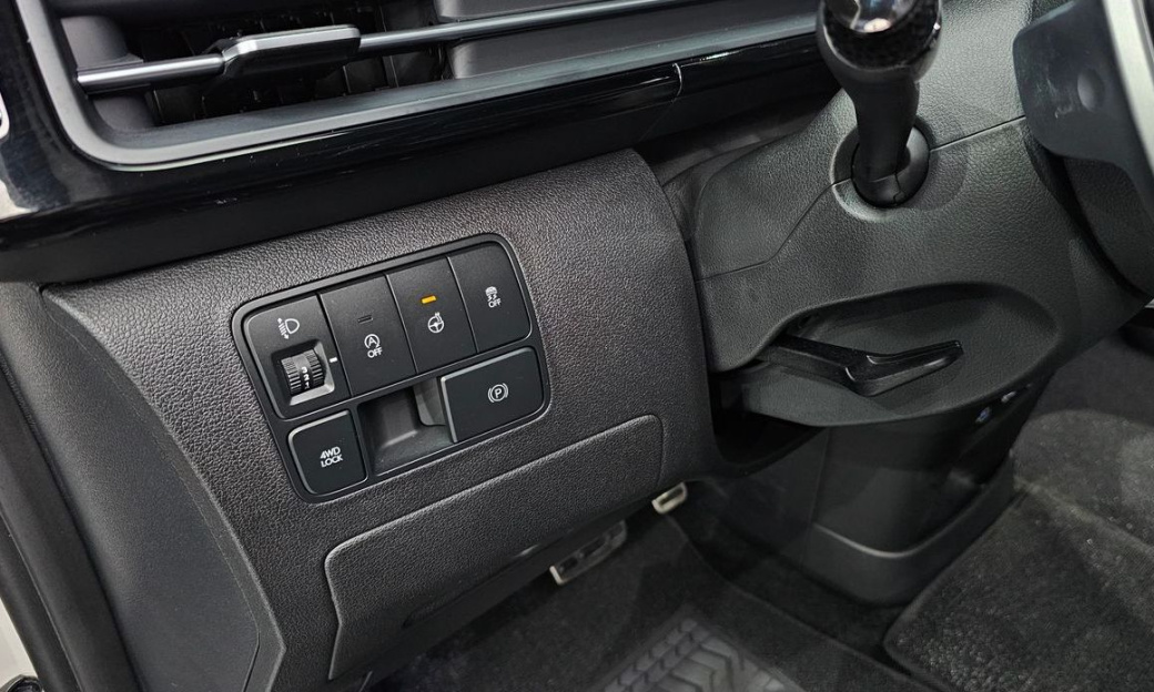 Hyundai Staria 4WD Lounge 9-Seater, 2025