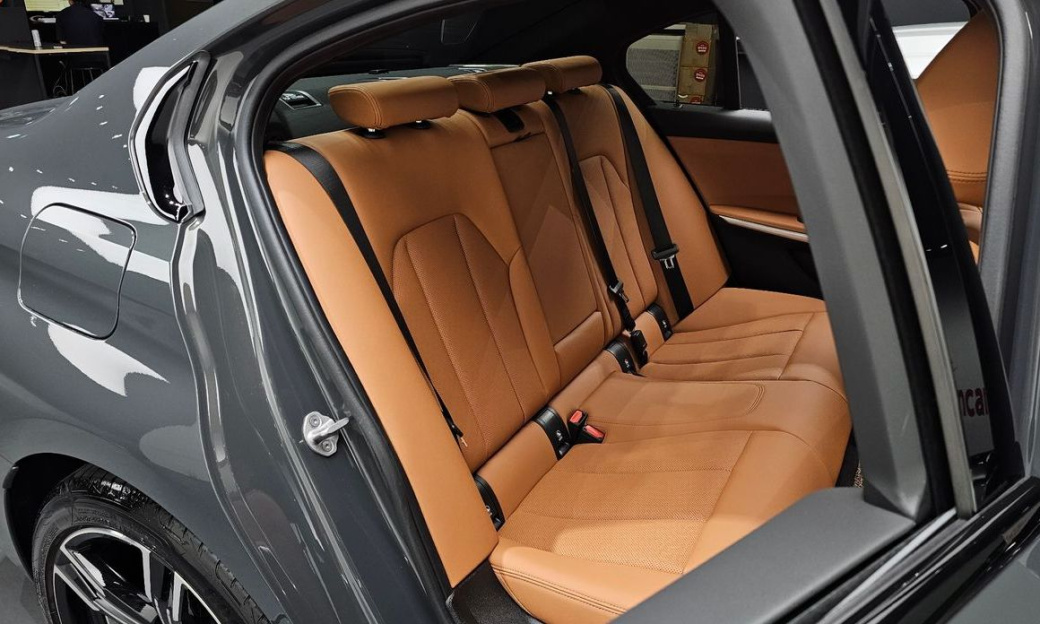 BMW 3-Series 320i M Sport, 2025