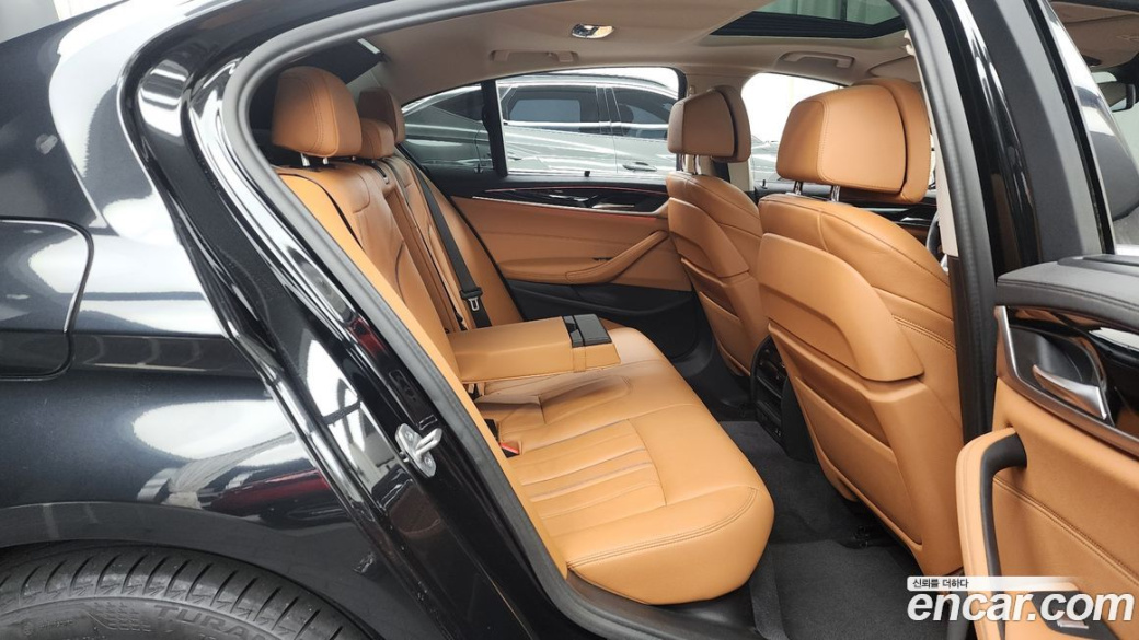 BMW 5-Series 520i Luxury, 2022