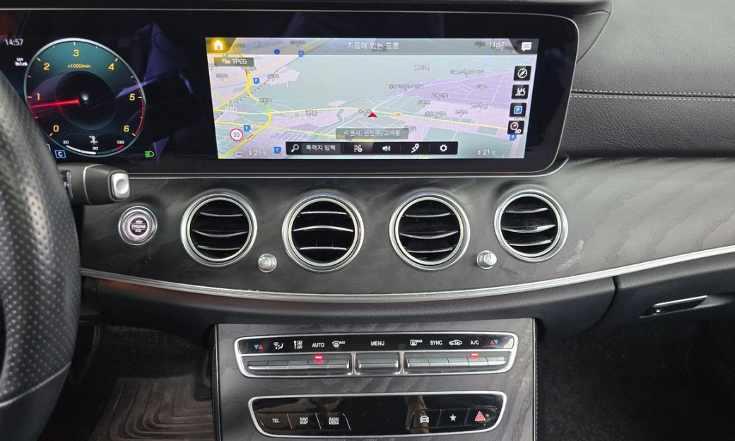 Mercedes-Benz E-Class E220d 4MATIC AMG Line, 2022