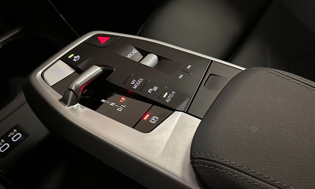 BMW 2-Series 220i Luxury, 2023