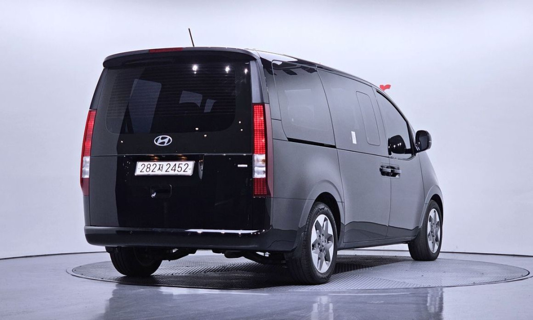 Hyundai Staria 4WD Tourer 9-Seater, 2025