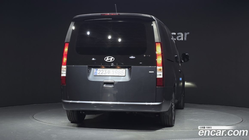 Hyundai Staria 4WD Tourer 9-Seater, 2025