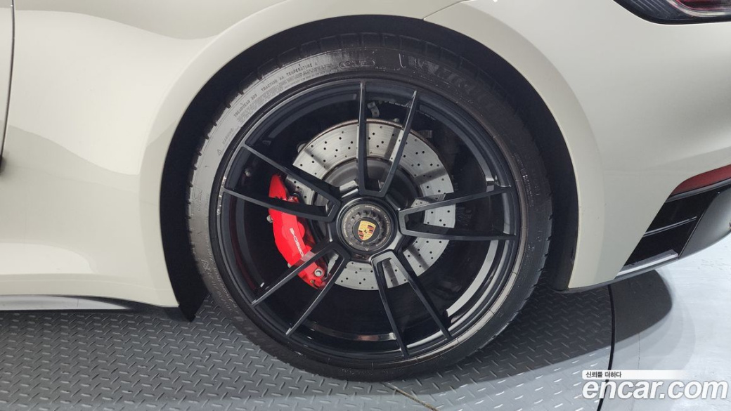Porsche 911 Carrera 4 GTS, 2023