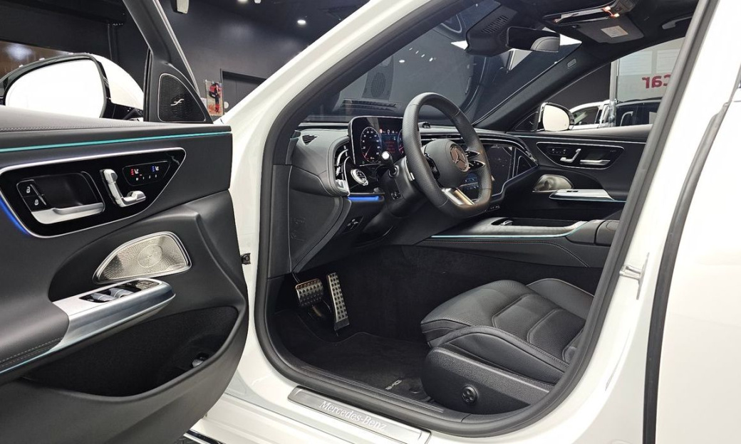 Mercedes-Benz E-Class E300 4MATIC AMG Line, 2024
