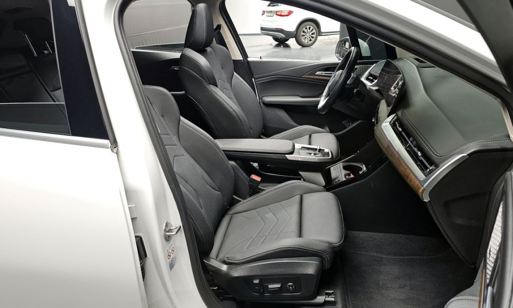 BMW 2-Series 220i Luxury, 2023