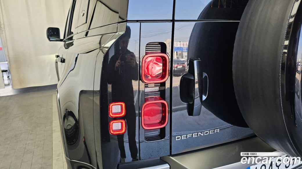 Land Rover Defender 110 P300 X-Dynamic SE, 2023