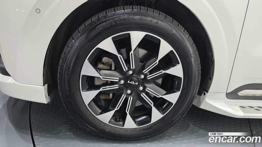 Kia Carnival 9-Seater Hi-Limousine, 2023