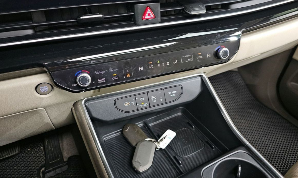 Kia Carnival 9-Seater Signature, 2024