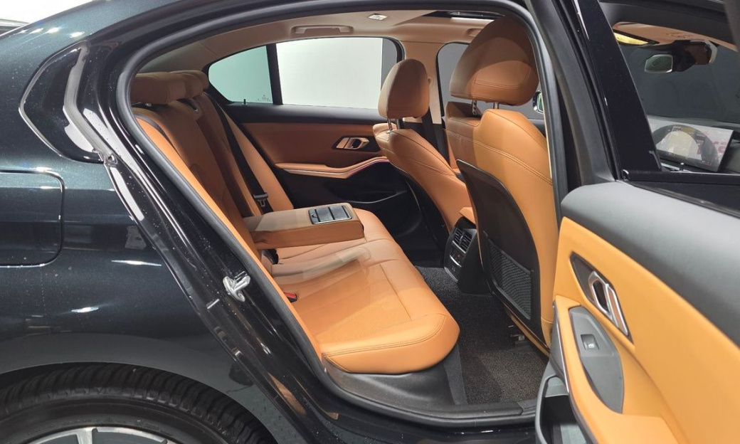 BMW 3-Series 320i, 2023
