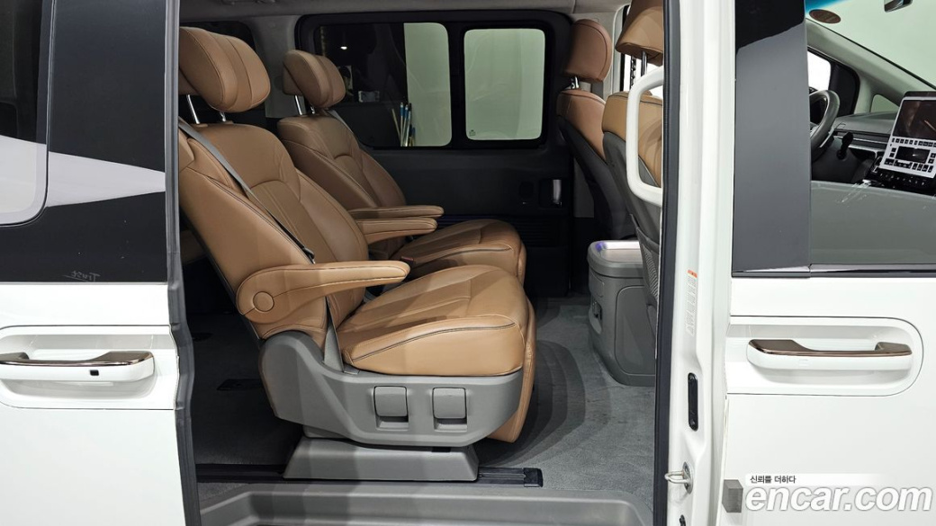 Hyundai Staria 4WD Lounge 7-Seater, 2022