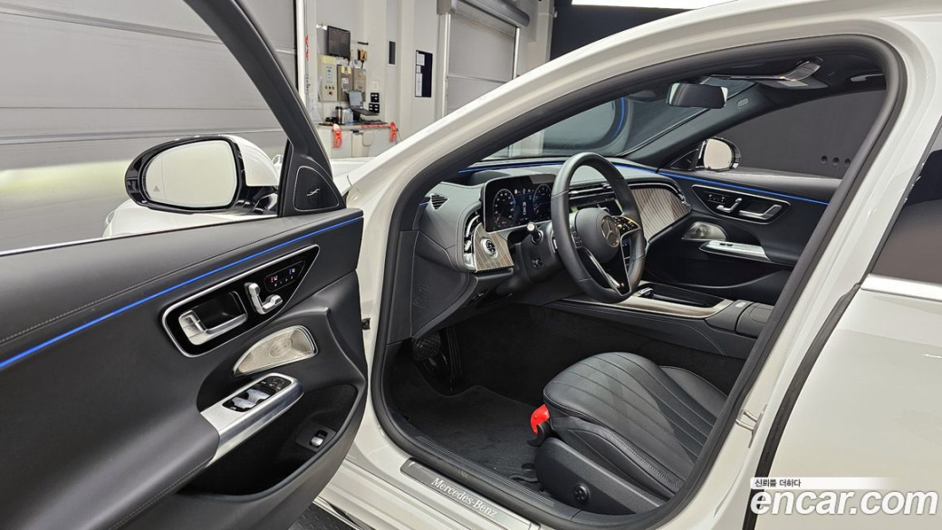 Mercedes-Benz E-Class E300 4MATIC Exclusive, 2025