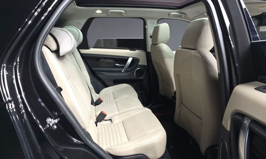 Land Rover Discovery Sport P250 SE, 2022
