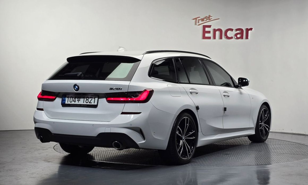 BMW 3-Series 320i Touring M Sports, 2022