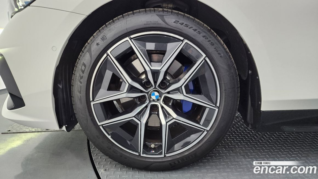 BMW 5-Series 520i M Sport, 2025